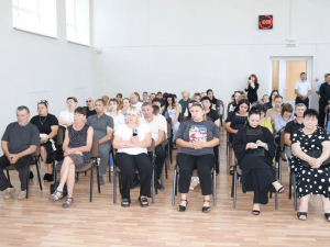 Сегодня в «КДЦ «Лукоморье» временно исполняющий полномочия главы района Светлана Юрова, прокурор района Владимир Хлынов и военный комиссар Гулькевичского и Кавказского районов Юрий Волчек передали государственные награды семьям погибших на СВО бойцов