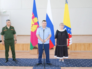 Сегодня в «КДЦ «Лукоморье» временно исполняющий полномочия главы района Светлана Юрова, прокурор района Владимир Хлынов и военный комиссар Гулькевичского и Кавказского районов Юрий Волчек передали государственные награды семьям погибших на СВО бойцов