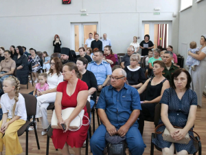 Сегодня в «КДЦ «Лукоморье» временно исполняющий полномочия главы района Светлана Юрова, прокурор района Владимир Хлынов и военный комиссар Гулькевичского и Кавказского районов Юрий Волчек передали государственные награды семьям погибших на СВО бойцов