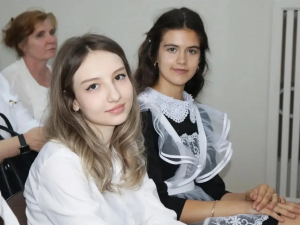 Сегодня в КДЦ «Лукоморье» царила атмосфера праздника. Временно исполняющий полномочия главы района Светлана Юрова в торжественной обстановке вручила медали выпускникам 11-х классов.