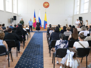 Сегодня в «КДЦ «Лукоморье» временно исполняющий полномочия главы района Светлана Юрова, прокурор района Владимир Хлынов и военный комиссар Гулькевичского и Кавказского районов Юрий Волчек передали государственные награды семьям погибших на СВО бойцов