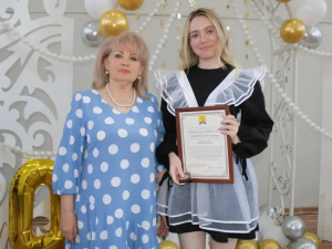 Сегодня в КДЦ «Лукоморье» царила атмосфера праздника. Временно исполняющий полномочия главы района Светлана Юрова в торжественной обстановке вручила медали выпускникам 11-х классов.
