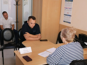  Сегодня на приеме, который проводила временно исполняющий полномочия главы района Светлана Юрова, жительница обратилась по поводу получения земельного участка семье участника СВО.
