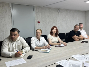 🇷🇺✍🏻Сегодня в формате ВКС прошёл обучающий семинар по проведению общественного мониторинга организации оказания медицинской помощи участникам СВО во внеочередном порядке.  🔹Гулькевичский район принял участие под председательством заместителя главы района Оксаны Батталовой.   🔹Участники семинара разобрали ключевые точки контроля: от момента обращения в медучреждение до фиксации всех этапов оказания услуг, включая внеочередной приём и маршрутизацию пациентов.  📖Спикером выступила председатель Общественн