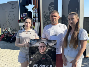 Портреты героев обретают дом в родных стенах. 