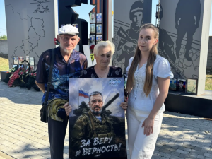Портреты героев обретают дом в родных стенах. 