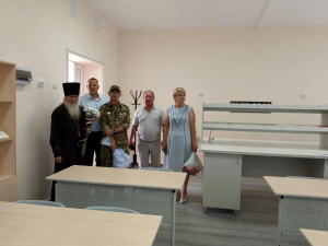 Сегодня торжественные линейки в школах Отрадо-Ольгинского поселения посетила председатель Совета Лариса Перевертайло. Вместе с ней поздравить ребят и педагогов пришли глава поселения Владимир Дьяченко, настоятель храма Рождества Пресвятой Богородицы Виктор Филатов и участник специальной военной операции Анатолий Шкабарда — давний и любимый гость школы. 