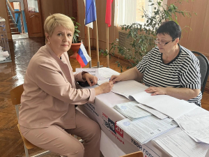 Сегодня выполнила свой гражданский долг и проголосовала председатель районного совета Лариса Перевертайло.