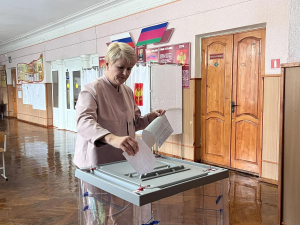Сегодня выполнила свой гражданский долг и проголосовала председатель районного совета Лариса Перевертайло.
