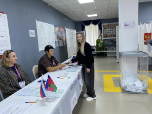 Депутаты Гулькевичского района также принимают активное участие в выборах, каждый из них приходит постепенно на избирательные участки, чтобы отдать свои голоса.