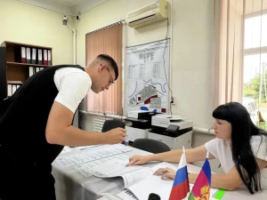 Депутаты Гулькевичского района также принимают активное участие в выборах, каждый из них приходит постепенно на избирательные участки, чтобы отдать свои голоса.