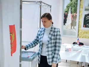Депутаты Гулькевичского района также принимают активное участие в выборах, каждый из них приходит постепенно на избирательные участки, чтобы отдать свои голоса.