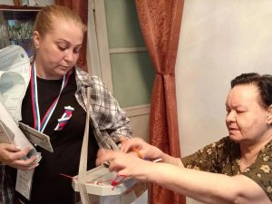 Избирательные участки района организуют голосование жителей вне помещения для голосования с помощью выездных групп по заявлениям избирателей.